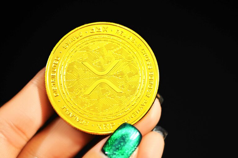 XRP 바이낸스 출금 급증과 고래 지갑 이동을 중심으로 2026년 리플 온체인 흐름을 분석하는 암호화폐 이미지
