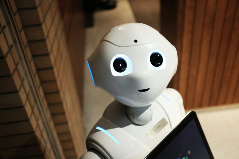 로봇 산업과 피지컬 AI 기술을 상징적으로 표현한 휴머노이드 로봇 이미지